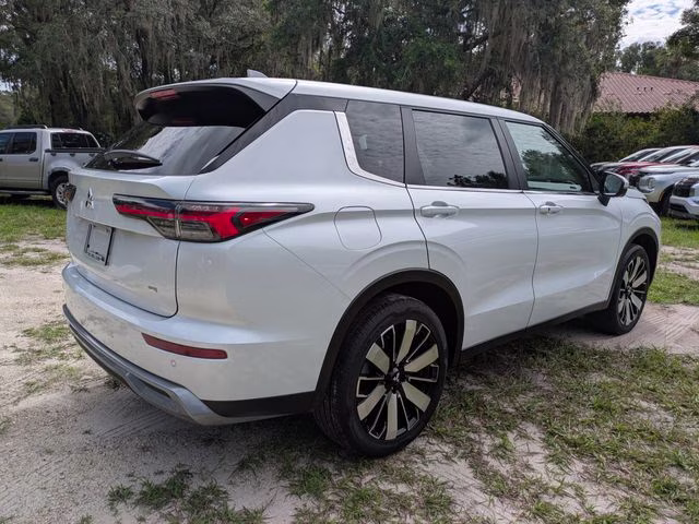 2026 White Diamond Mitsubishi Outlander SE FWD SUV