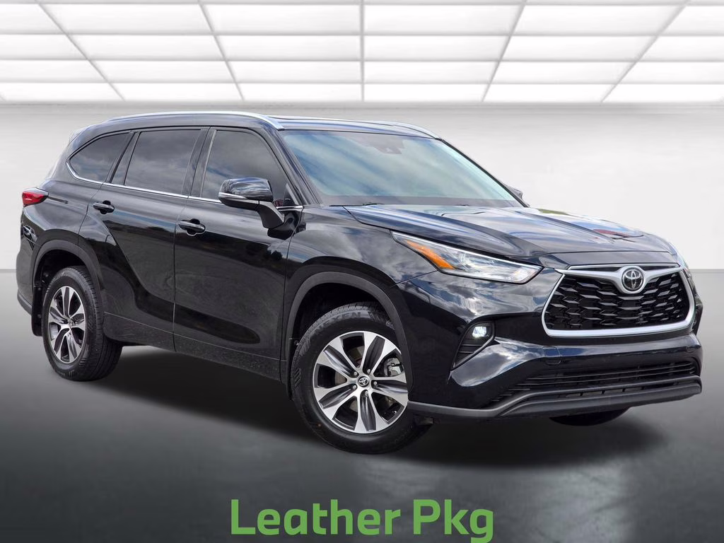 2021 Midnight Black Metallic Toyota Highlander XLE AWD SUV