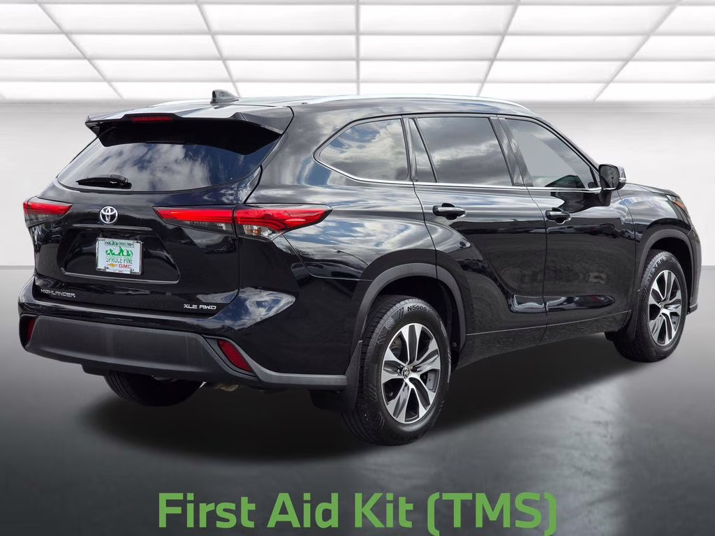 2021 Midnight Black Metallic Toyota Highlander XLE AWD SUV