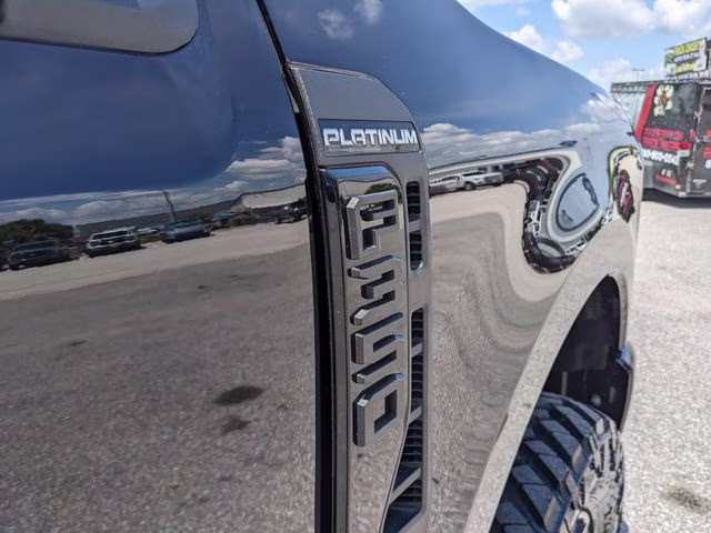 2025 Agate Black Metallic Ford Super Duty F-350 SRW Platinum 4X4 Truck