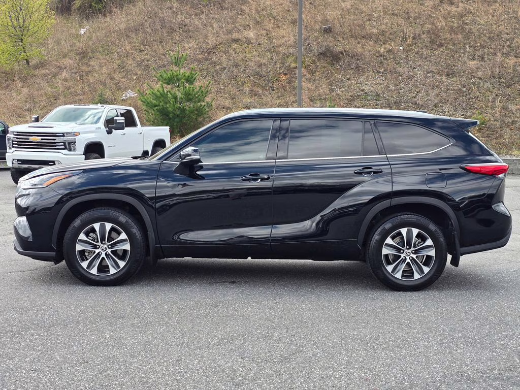 2021 Midnight Black Metallic Toyota Highlander XLE AWD SUV