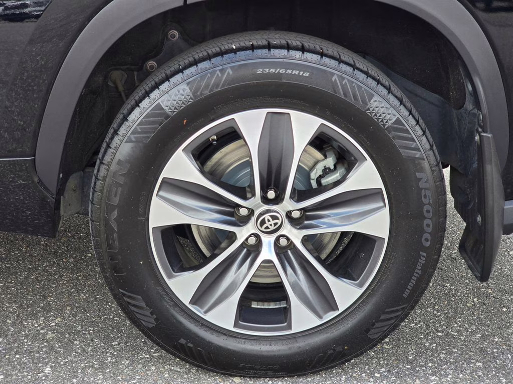 2021 Midnight Black Metallic Toyota Highlander XLE AWD SUV