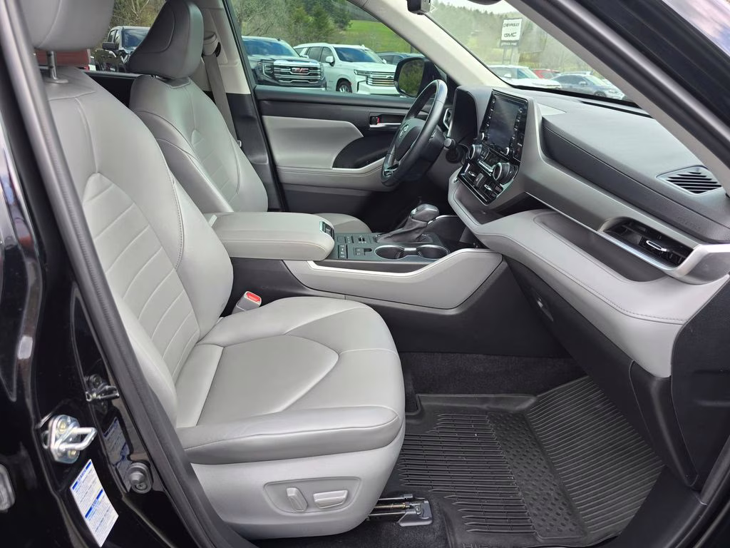 2021 Midnight Black Metallic Toyota Highlander XLE AWD SUV