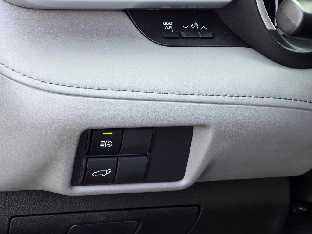 2021 Midnight Black Metallic Toyota Highlander XLE AWD SUV