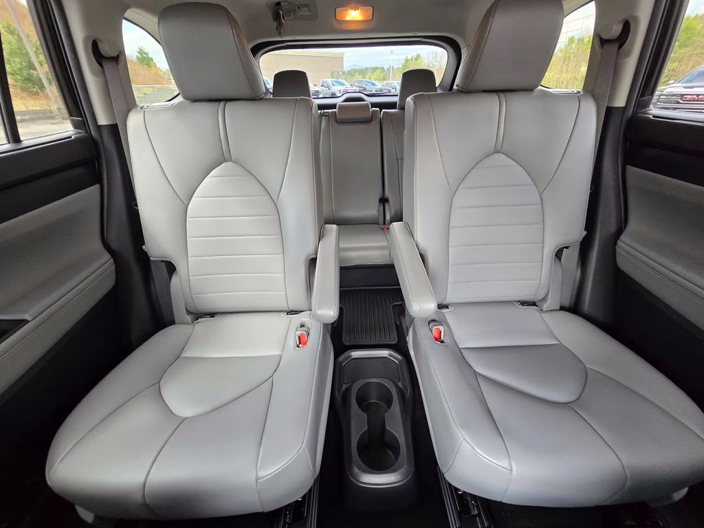 2021 Midnight Black Metallic Toyota Highlander XLE AWD SUV