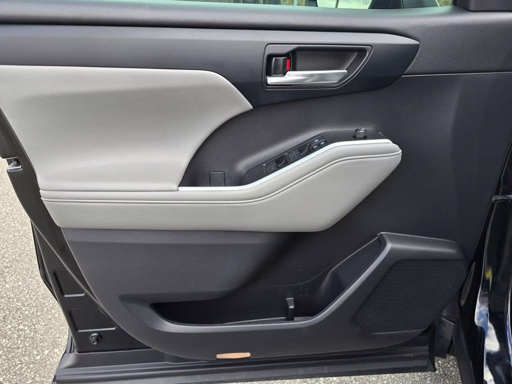 2021 Midnight Black Metallic Toyota Highlander XLE AWD SUV