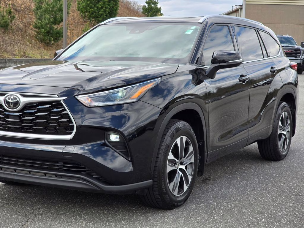 2021 Midnight Black Metallic Toyota Highlander XLE AWD SUV