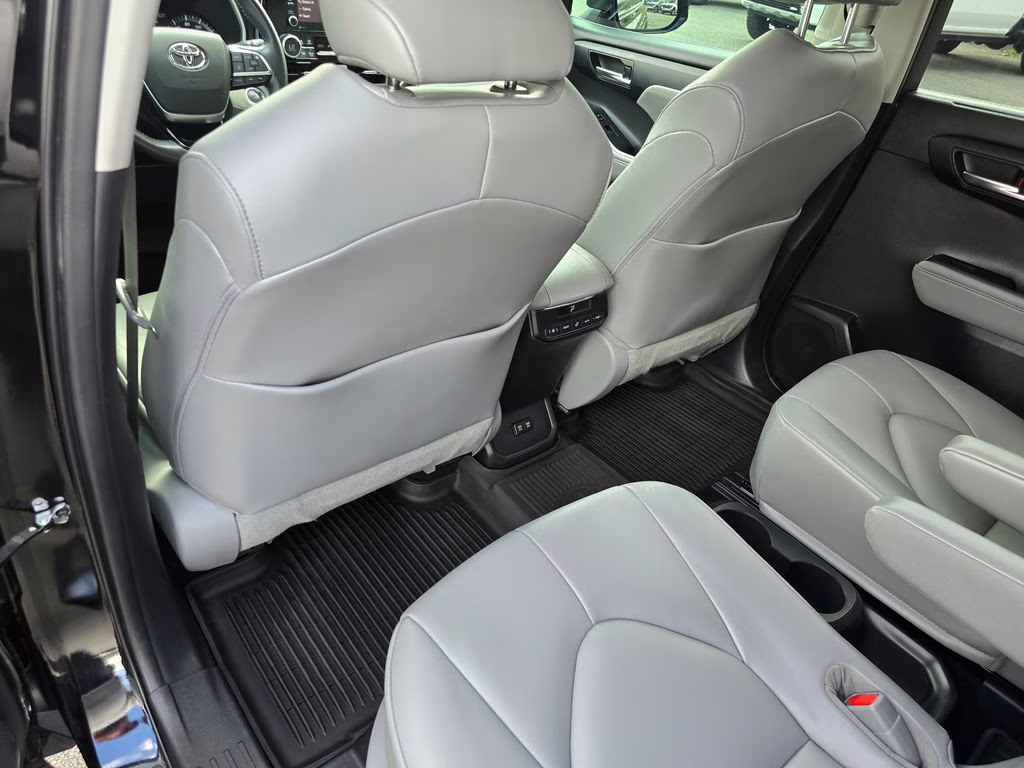 2021 Midnight Black Metallic Toyota Highlander XLE AWD SUV