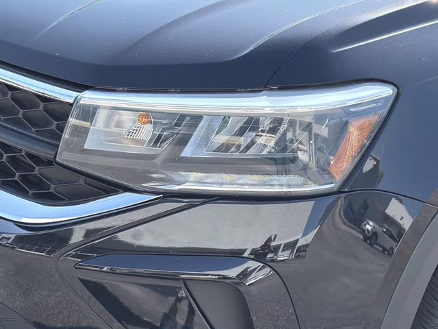 2022 Black Volkswagen Taos 1.5T SE FWD SUV