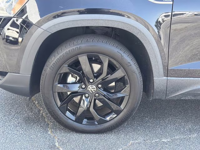 2022 Black Volkswagen Taos 1.5T SE FWD SUV