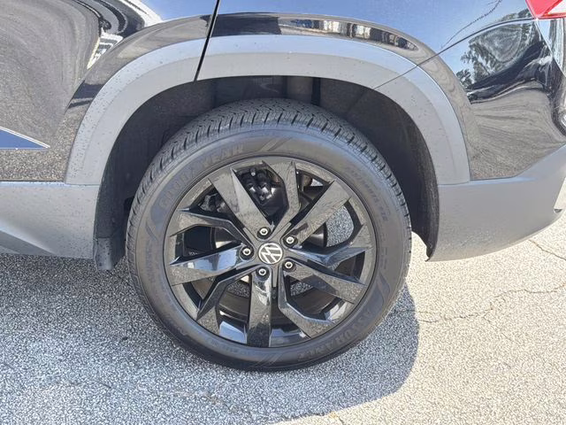 2022 Black Volkswagen Taos 1.5T SE FWD SUV