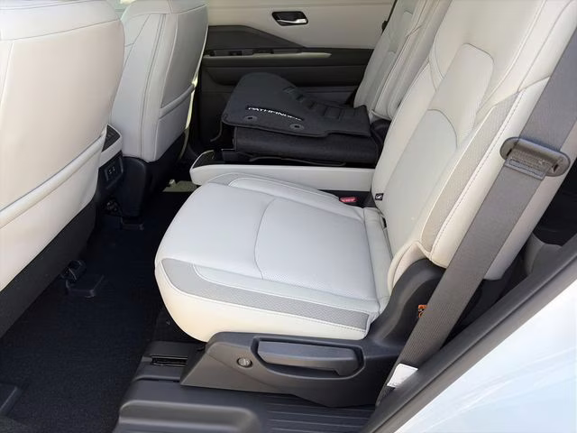 2026 Everest White Pearl Tricoat Nissan Pathfinder SL 4X4 SUV