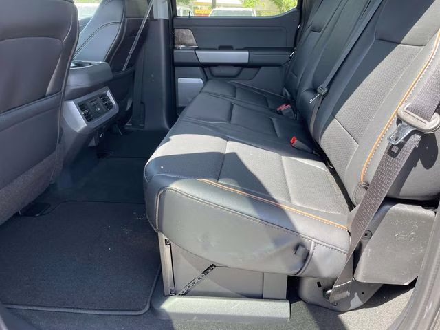 2026 Oxford White Ford Super Duty F-350 SRW Lariat RWD Truck