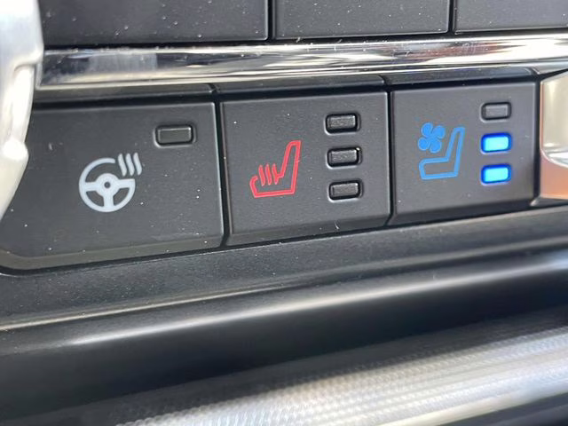 2025 Space White Metallic Ford F-150 Lariat 4X4 Truck