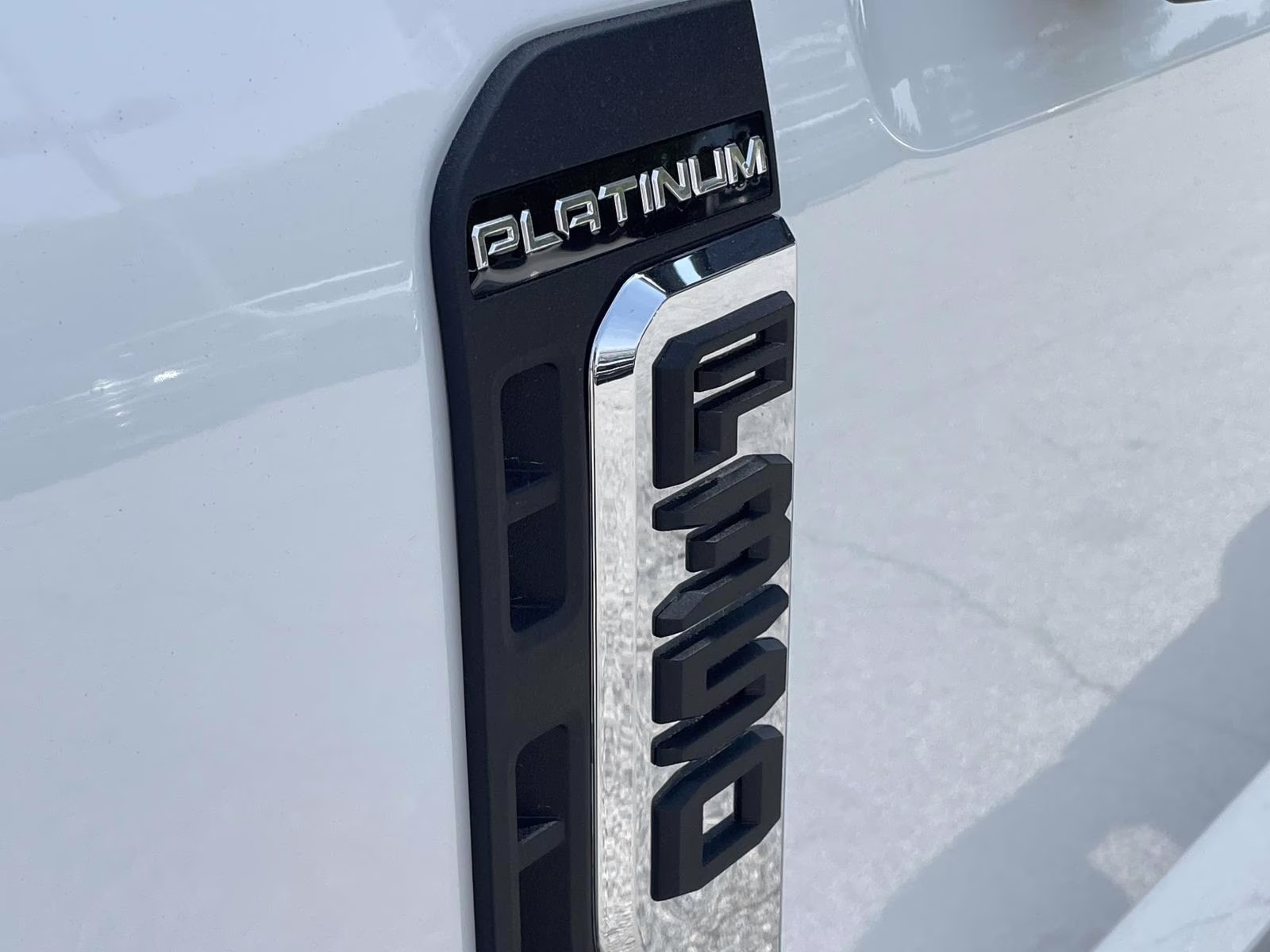 2026 White Metallic Ford Super Duty F-350 DRW Platinum 4X4 Truck