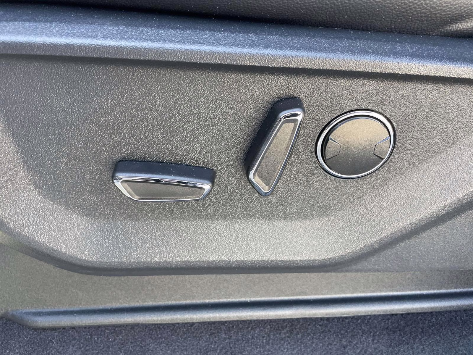 2025 Space White Metallic Ford F-150 Lariat 4X4 Truck