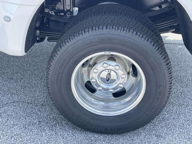 2026 White Metallic Ford Super Duty F-350 DRW Platinum 4X4 Truck