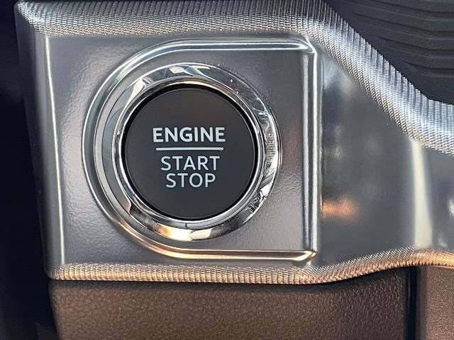 2025 Space White Metallic Ford F-150 Lariat 4X4 Truck