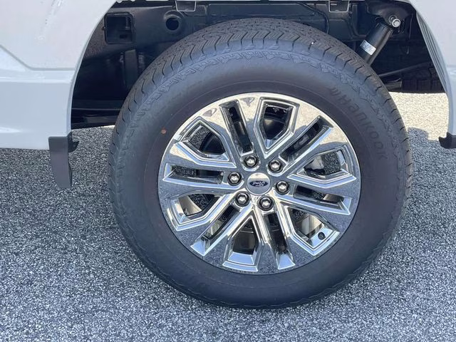 2025 Space White Metallic Ford F-150 Lariat 4X4 Truck