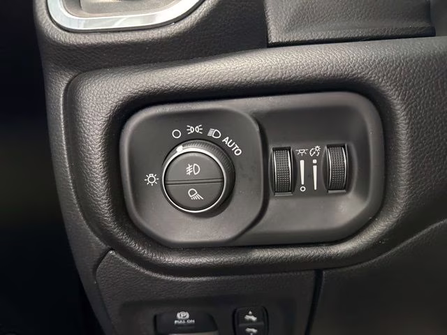 2023 Diamond Black Crystal Pearlcoat Ram 1500 Laramie 4X4 Truck