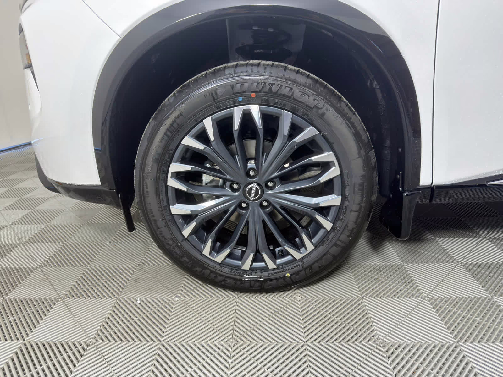 2026 Everest White Pearl/Super Black Nissan Rogue Platinum AWD SUV