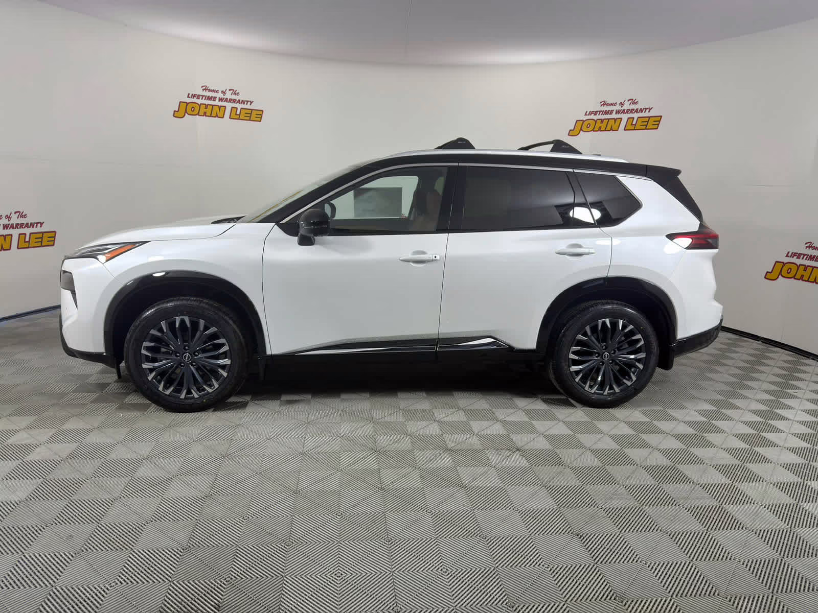 2026 Everest White Pearl/Super Black Nissan Rogue Platinum AWD SUV