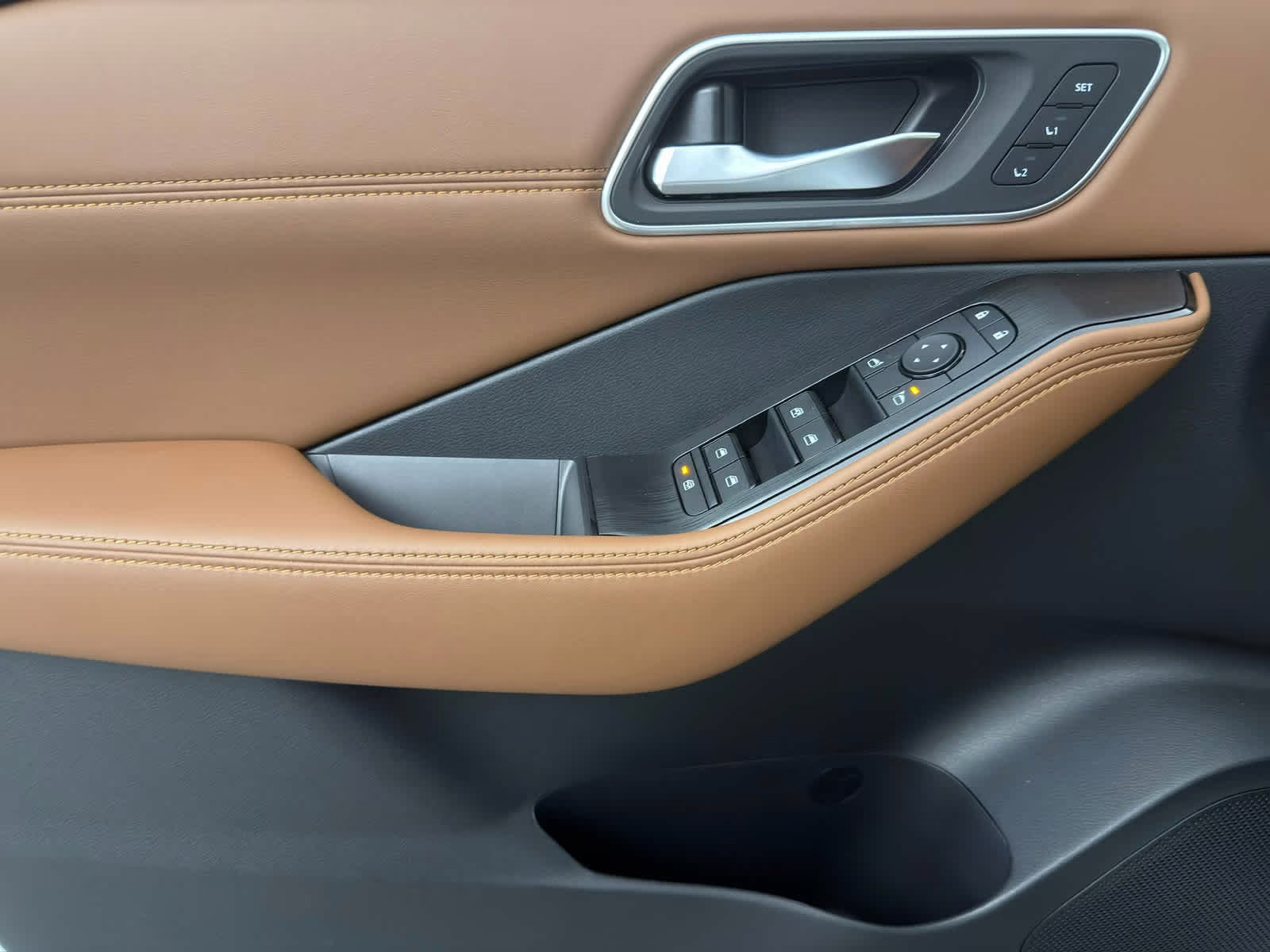 2026 Everest White Pearl/Super Black Nissan Rogue Platinum AWD SUV