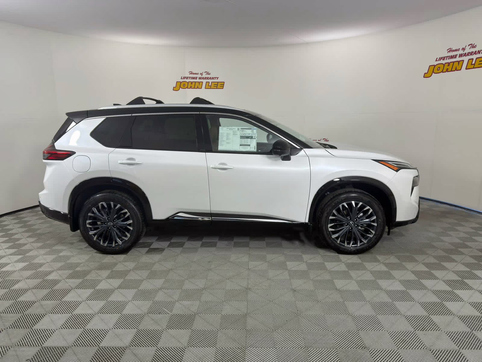 2026 Everest White Pearl/Super Black Nissan Rogue Platinum AWD SUV