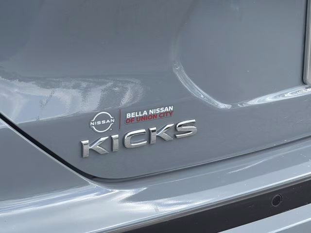 2024 Boulder Gray Pearl Nissan Kicks SR FWD SUV