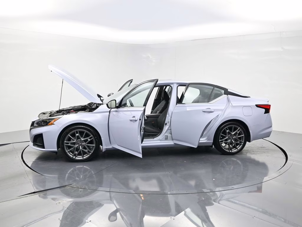 2024 Gray Sky Pearl Nissan Altima 2.0 SR FWD Sedan