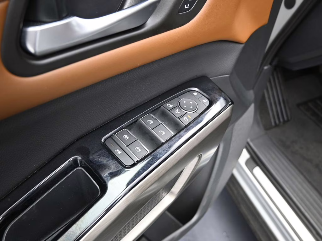 2024 Brilliant Silver Metallic Nissan Pathfinder Platinum 4X4 SUV