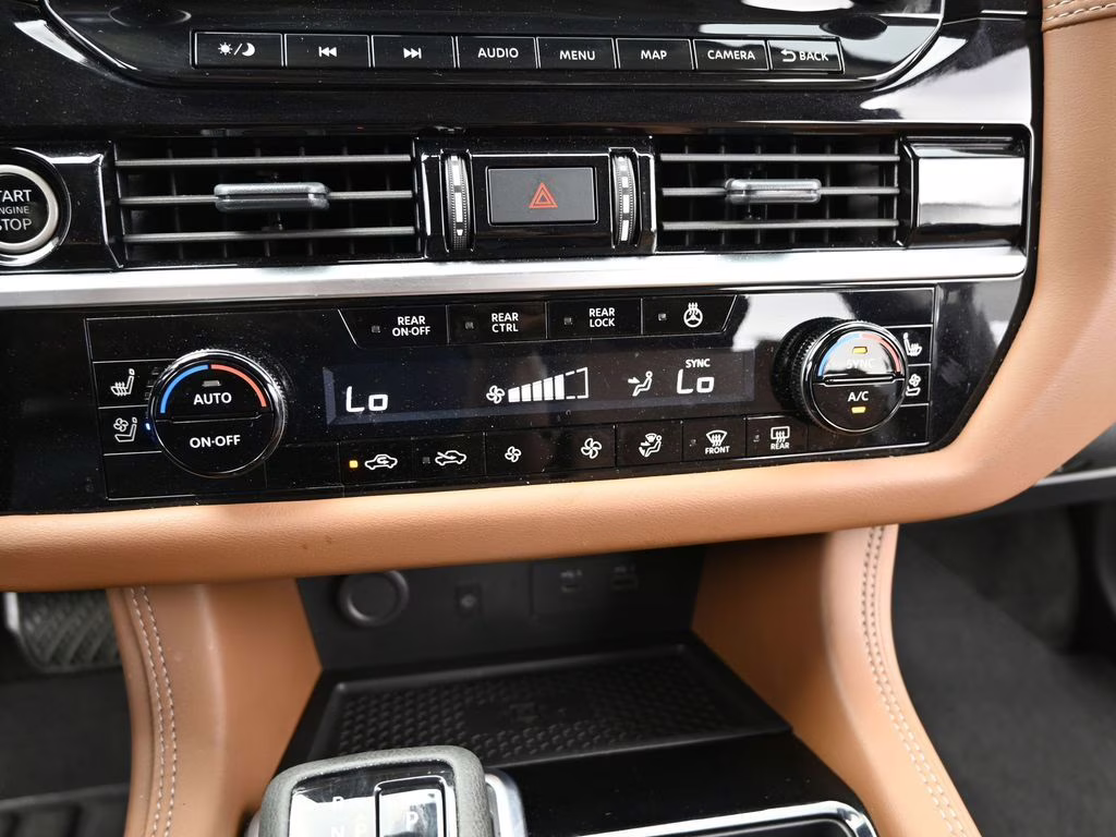 2024 Brilliant Silver Metallic Nissan Pathfinder Platinum 4X4 SUV