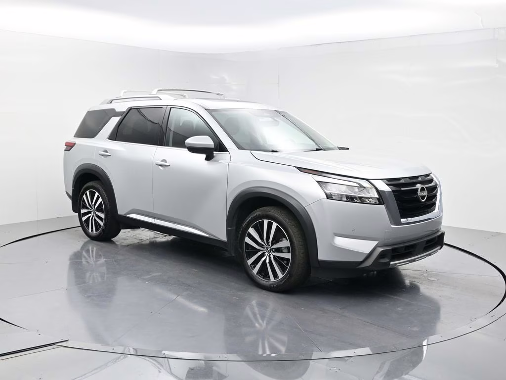 2024 Brilliant Silver Metallic Nissan Pathfinder Platinum 4X4 SUV