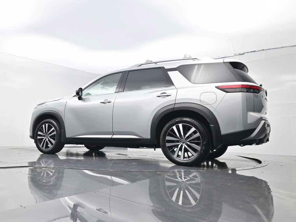 2024 Brilliant Silver Metallic Nissan Pathfinder Platinum 4X4 SUV