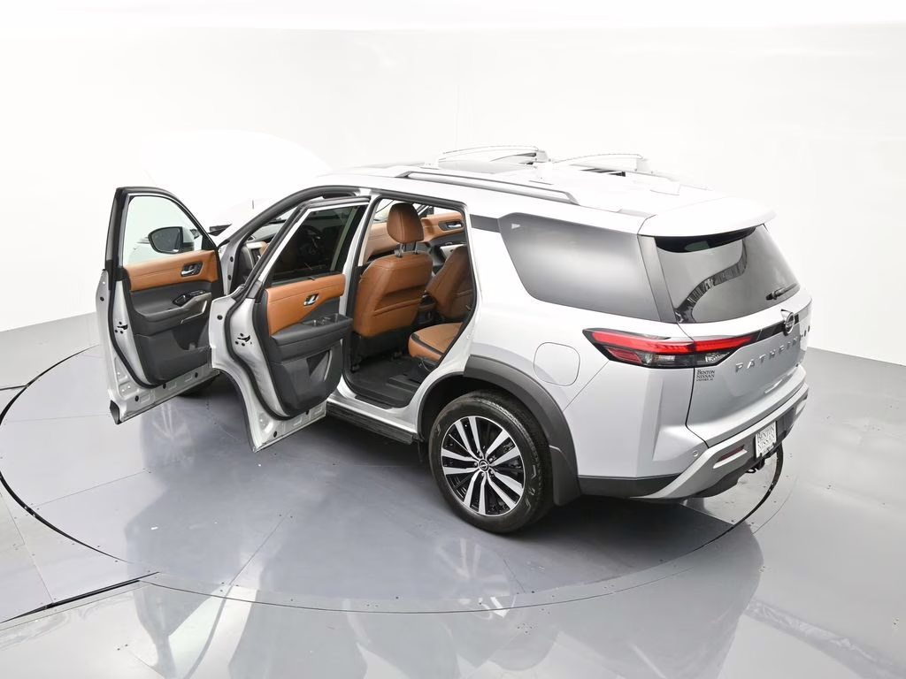 2024 Brilliant Silver Metallic Nissan Pathfinder Platinum 4X4 SUV