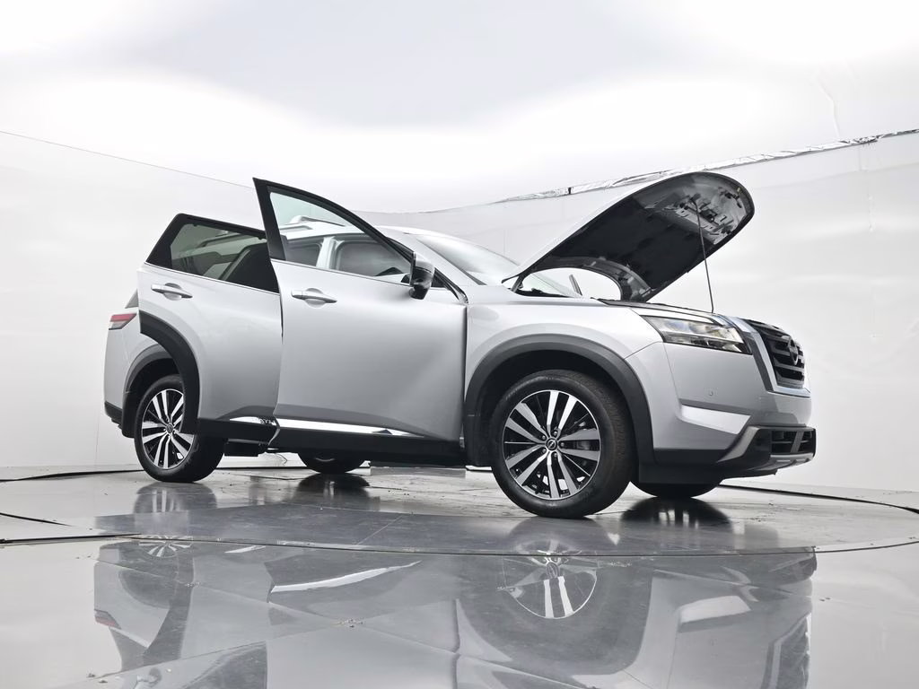 2024 Brilliant Silver Metallic Nissan Pathfinder Platinum 4X4 SUV