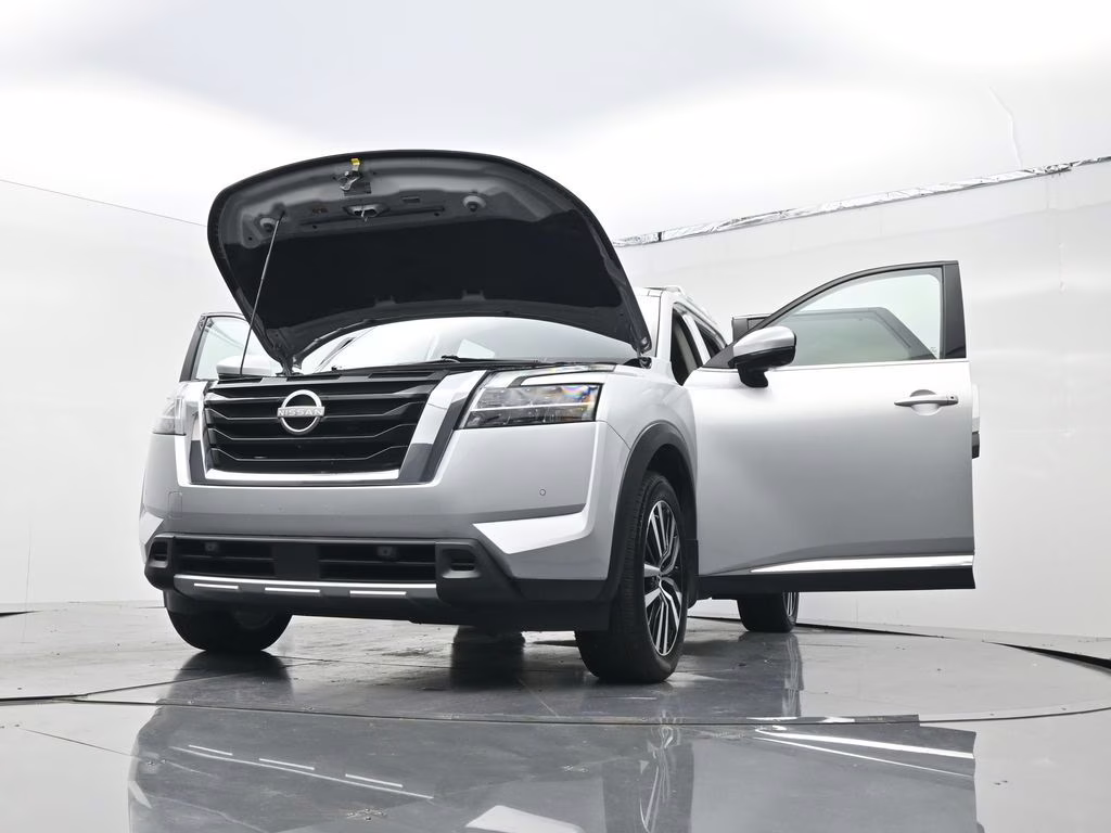 2024 Brilliant Silver Metallic Nissan Pathfinder Platinum 4X4 SUV