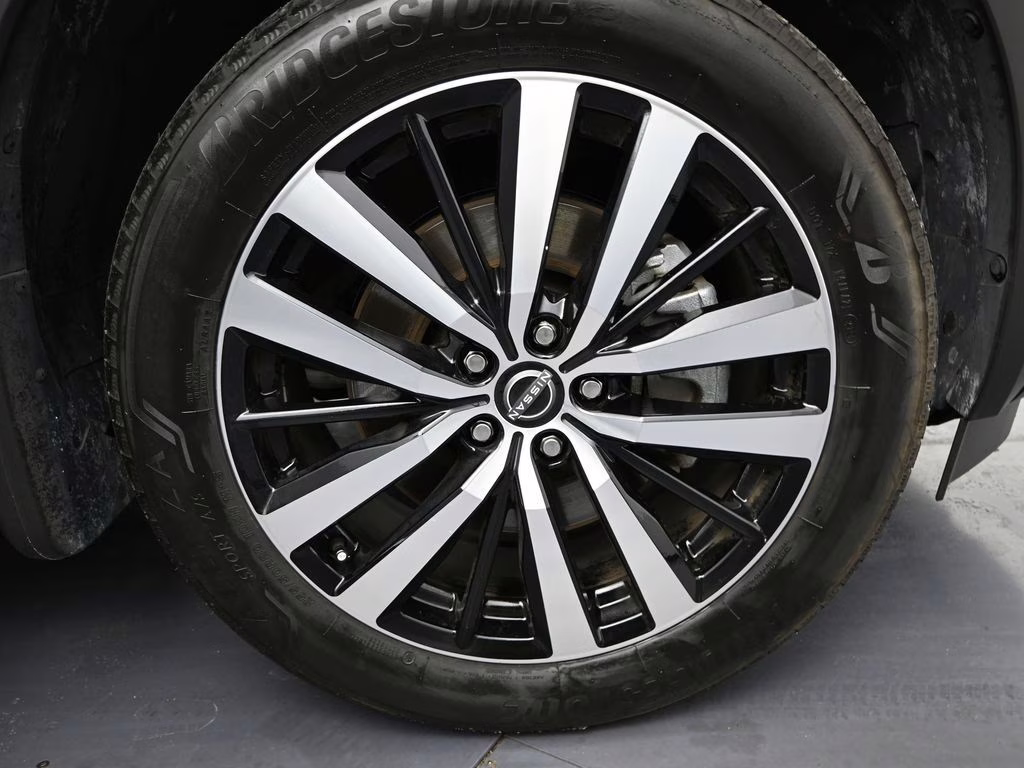 2024 Brilliant Silver Metallic Nissan Pathfinder Platinum 4X4 SUV