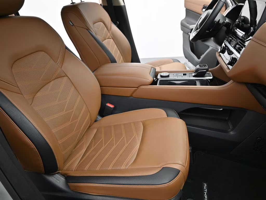 2024 Brilliant Silver Metallic Nissan Pathfinder Platinum 4X4 SUV