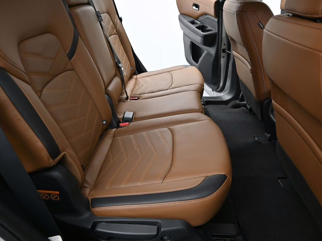 2024 Brilliant Silver Metallic Nissan Pathfinder Platinum 4X4 SUV