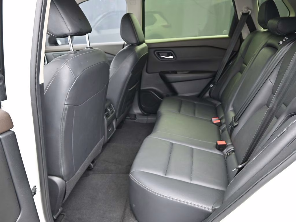 2023 Pearl White Tricoat/Super Black Nissan Rogue SL AWD SUV