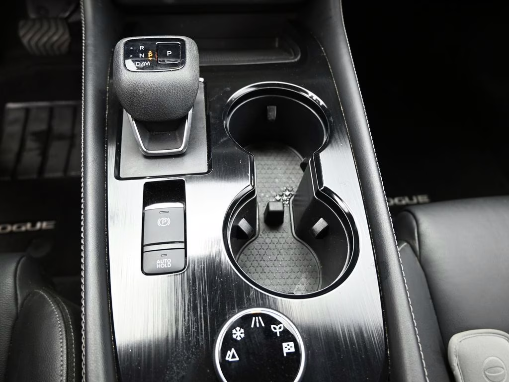 2023 Pearl White Tricoat/Super Black Nissan Rogue SL AWD SUV