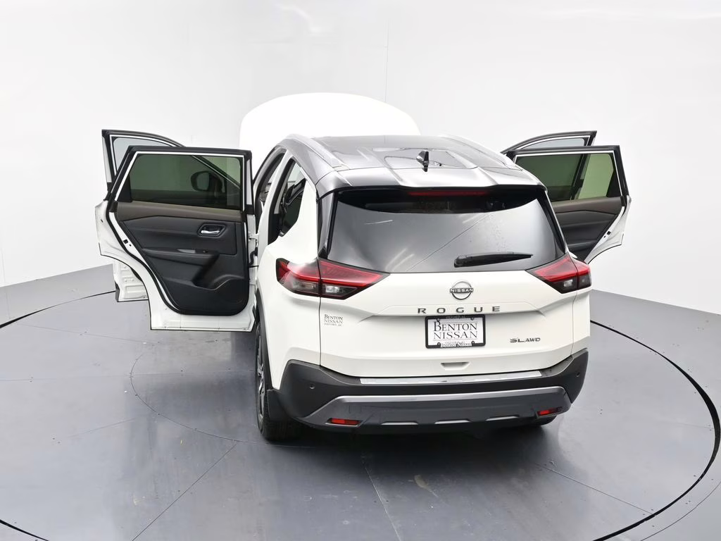 2023 Pearl White Tricoat/Super Black Nissan Rogue SL AWD SUV