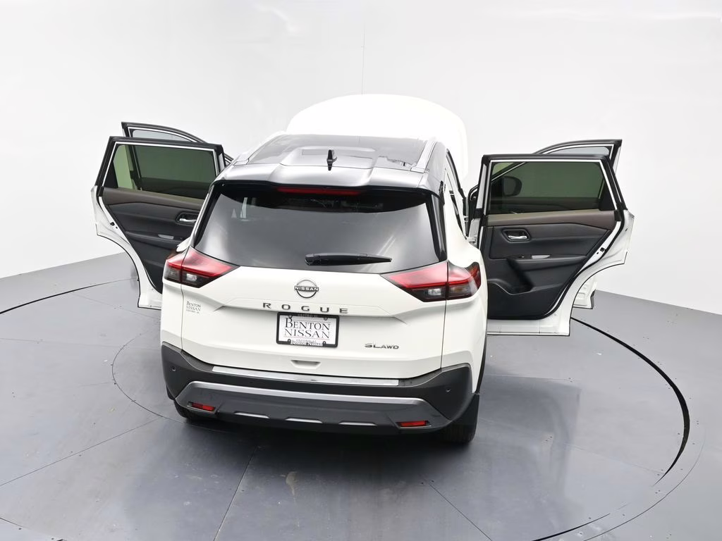 2023 Pearl White Tricoat/Super Black Nissan Rogue SL AWD SUV
