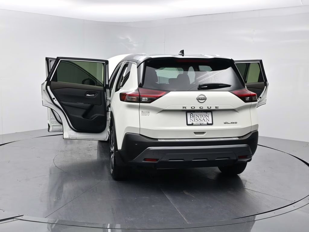 2023 Pearl White Tricoat/Super Black Nissan Rogue SL AWD SUV