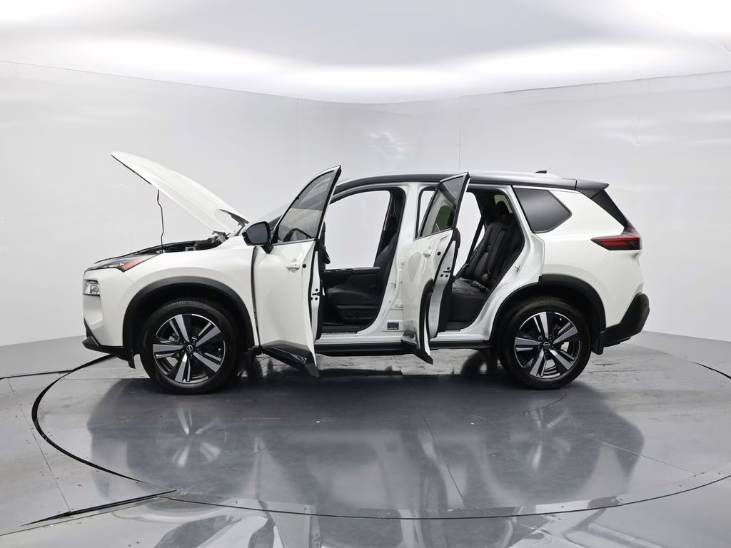 2023 Pearl White Tricoat/Super Black Nissan Rogue SL AWD SUV