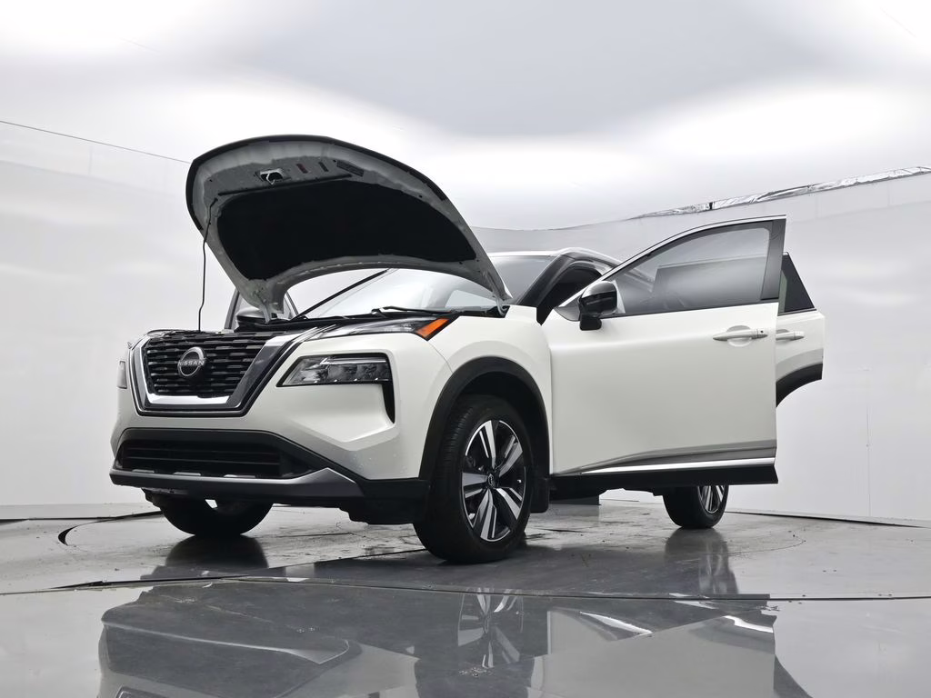 2023 Pearl White Tricoat/Super Black Nissan Rogue SL AWD SUV