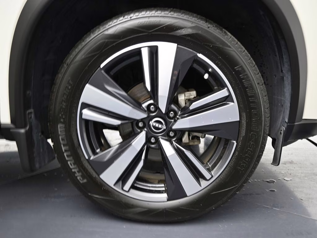 2023 Pearl White Tricoat/Super Black Nissan Rogue SL AWD SUV