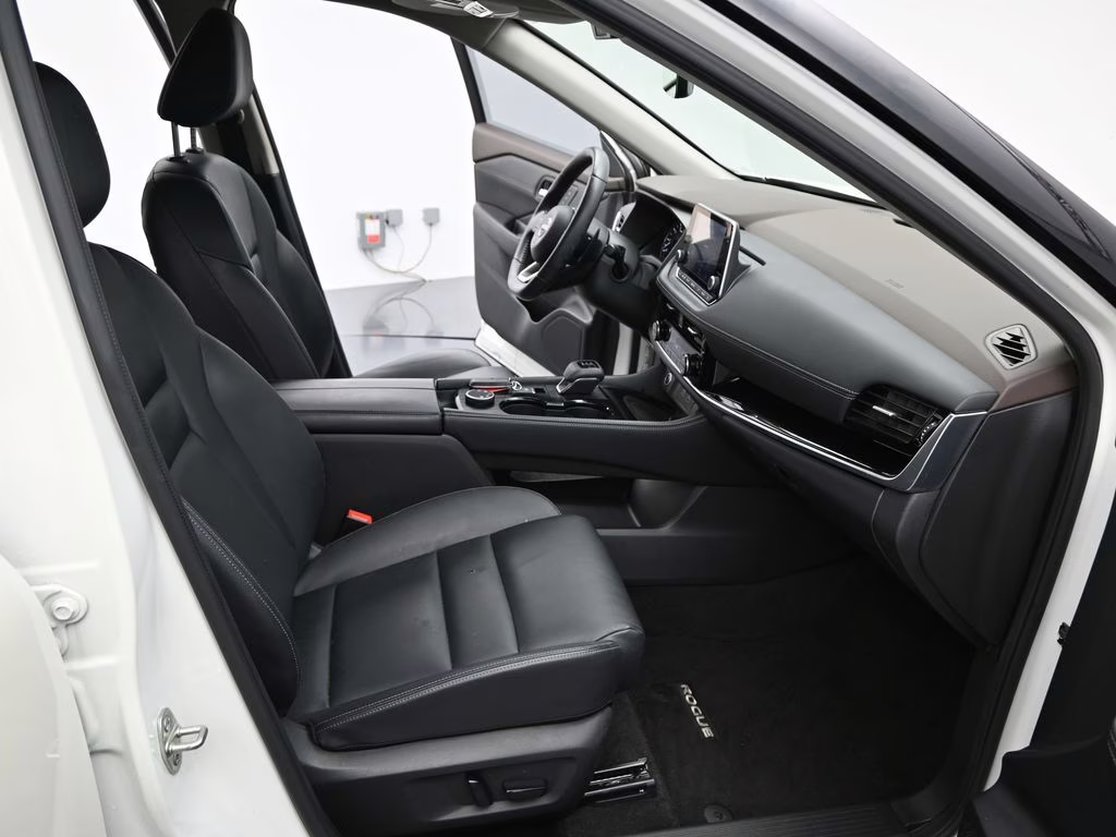 2023 Pearl White Tricoat/Super Black Nissan Rogue SL AWD SUV