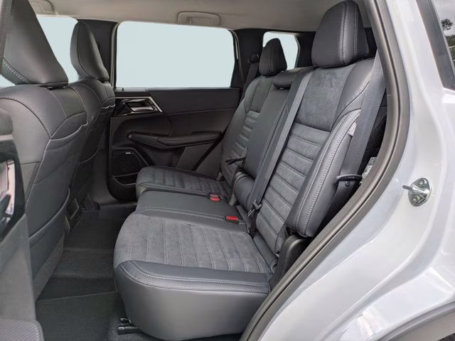 2026 White Diamond Mitsubishi Outlander SE FWD SUV